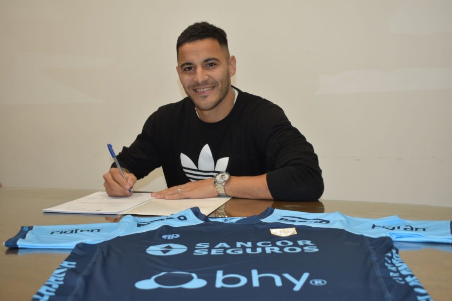 PONIENDO EL GANCHO./ Dichiara firmando el contrato con la Crema.