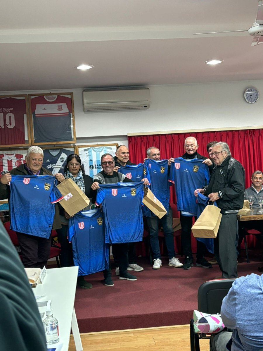 LINDO GESTO./ El reconocimiento a la primera promoción arbitral.