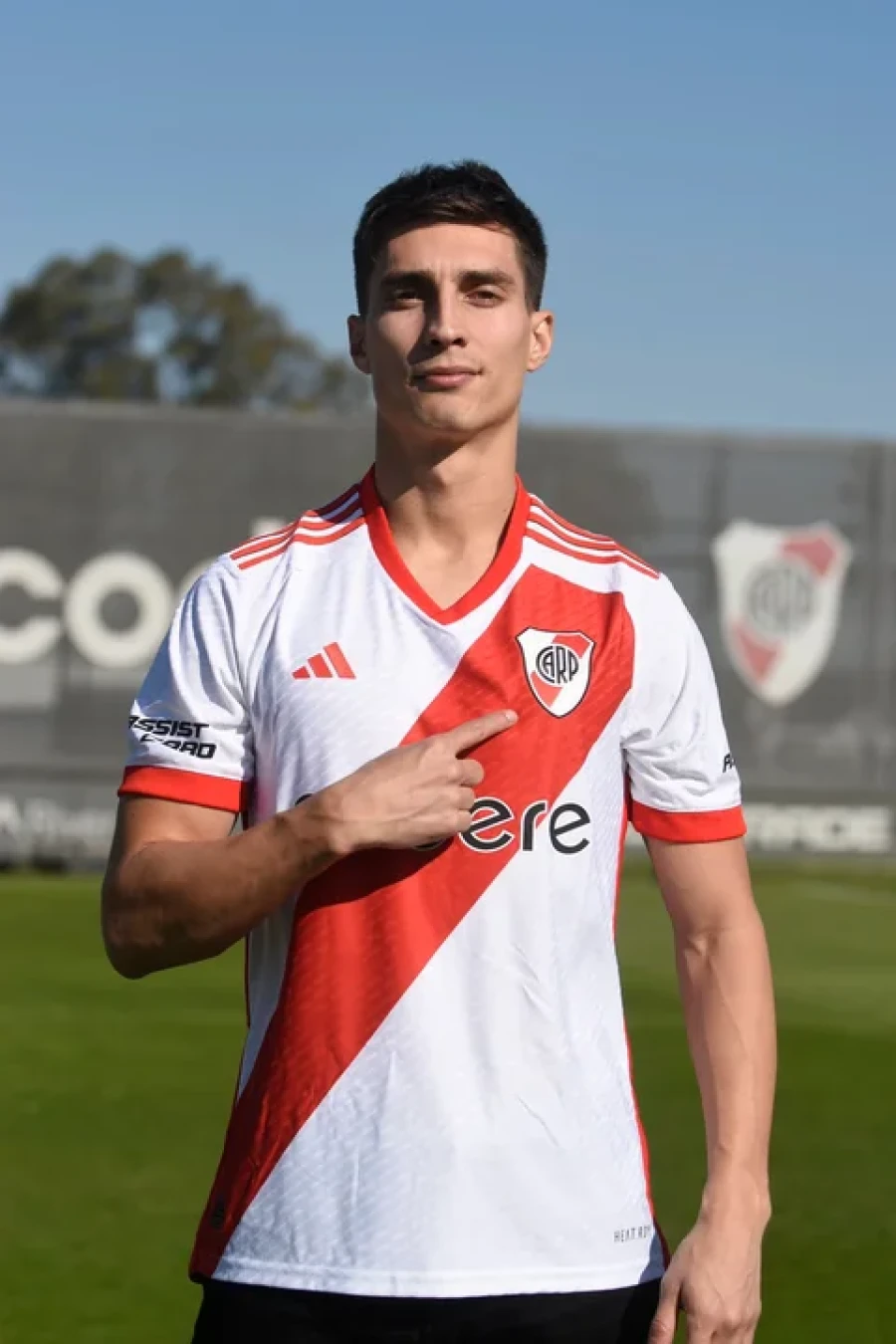 NUEVOS COLORES./ El zaguero ahora es de River.