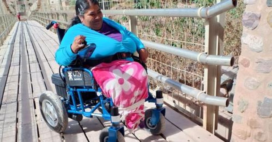DE SANTA FE A SALTA. Reina, feliz al manejar ella sola su nueva silla.