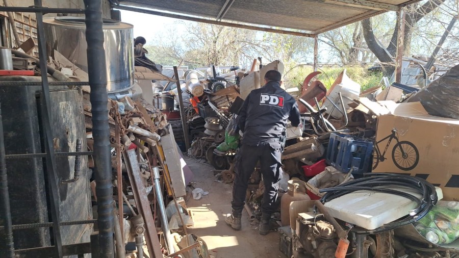 Se secuestraron armas y 600 toneladas de metales de dudoso origen y se clausuraron los depósitos.