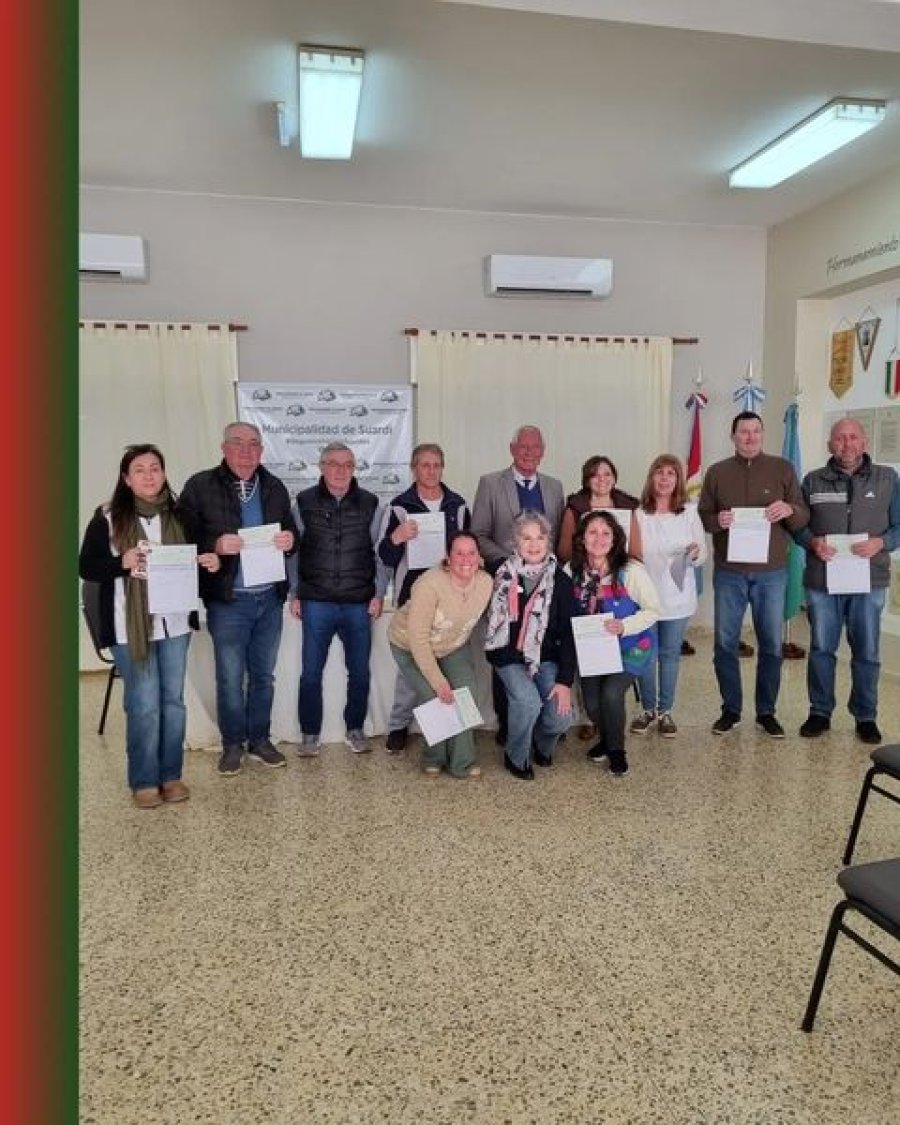 Las autoridades junto a representantes de las instituciones beneficiadas.