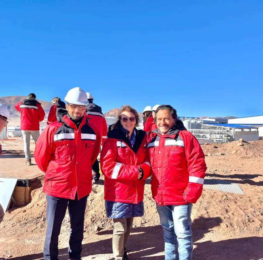En la Puna salte&ntilde;a, el Embajador nacional en Francia, Ian Sielecki y la ministra de Relaciones Exteriores Diana Mondino posaron con el gobernador Gustavo S&aacute;enz.