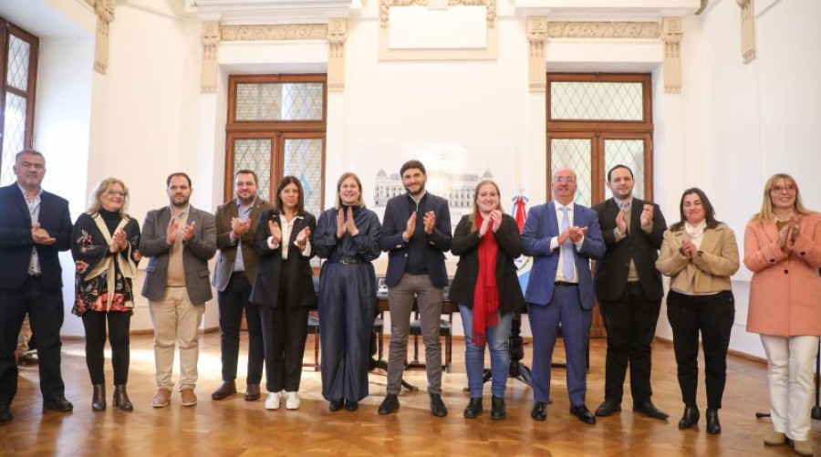 PRESENTACI&Oacute;N. Las autoridades al dar a conocer el programa.