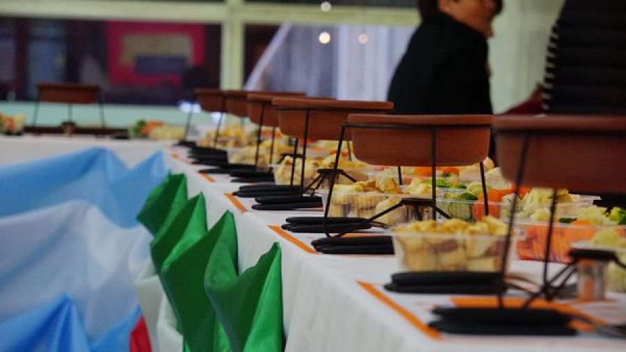 La mesa preparada para deleitarse con el plato piamontés.