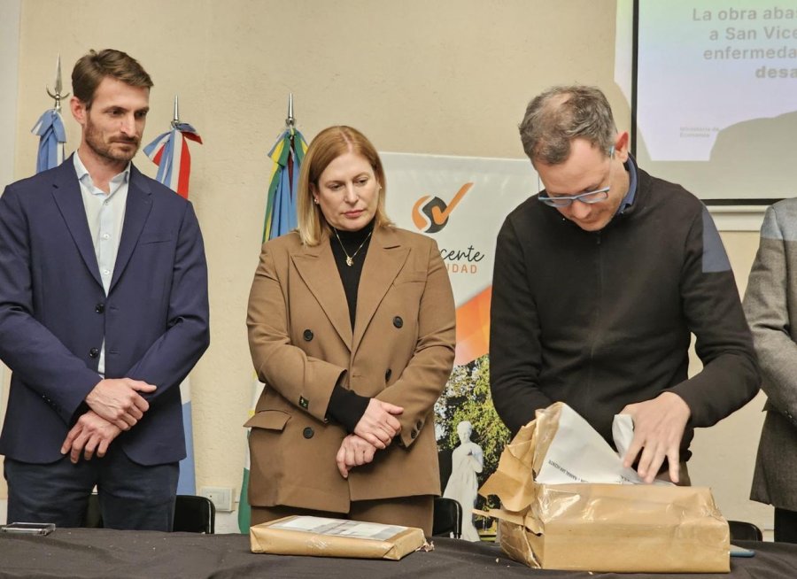 EN SAN VICENTE. Gisela Scaglia junto a Gonzalo Aira durante la apertura de ofertas.