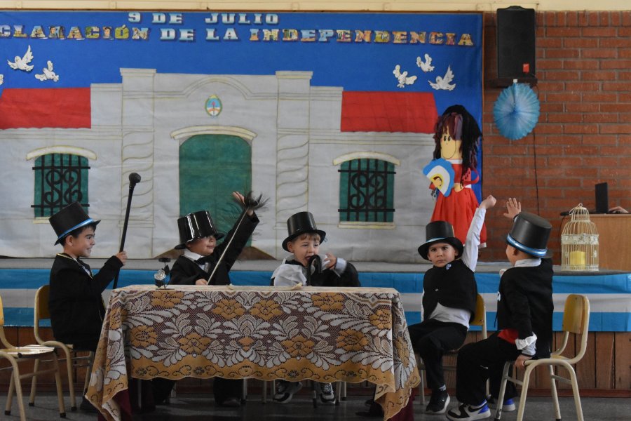 Los peque&ntilde;os del Jard&iacute;n en una significativa representaci&oacute;n.