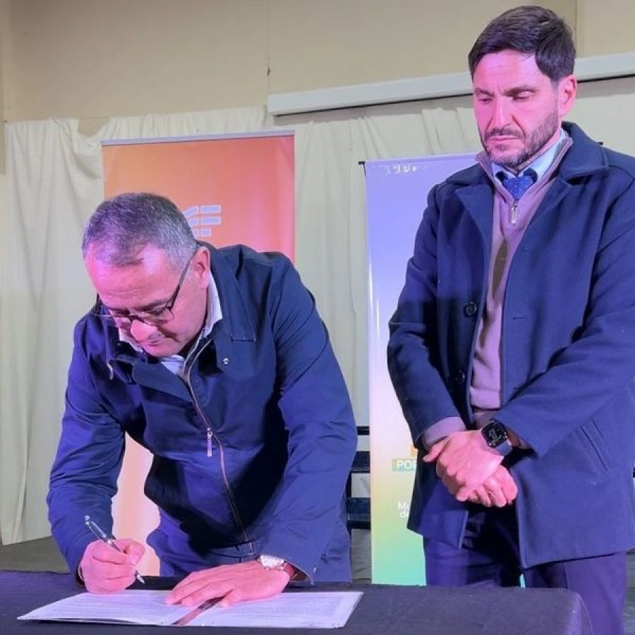 Jos&eacute; &Aacute;lvarez firma el convenio, observa Maximiliano Pullaro.
