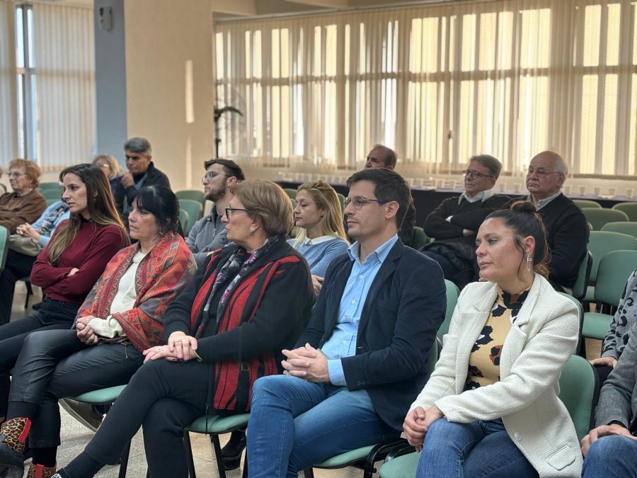 EN EL RECINTO. El intendente junto a los ediles durante el acto virtual que se desarroll&oacute; este viernes.