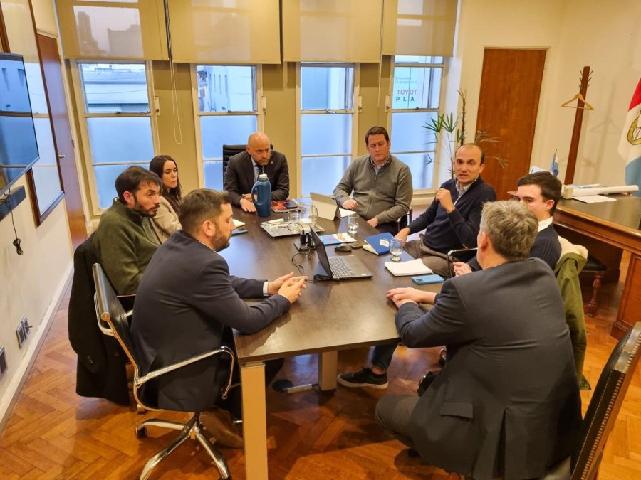 El director del &aacute;rea de econom&iacute;a de Fundar, Guido Zack, junto al ministro Gustavo Puccini y el diputado Mariano Cuvertino, entre otros.