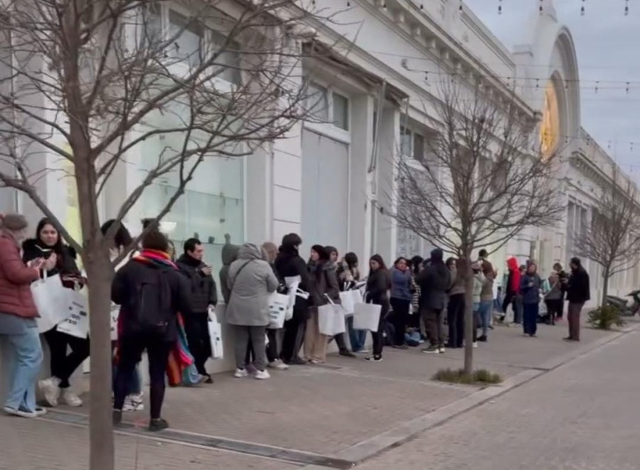 Gran fila fuera del Pasaje Carcabuey.