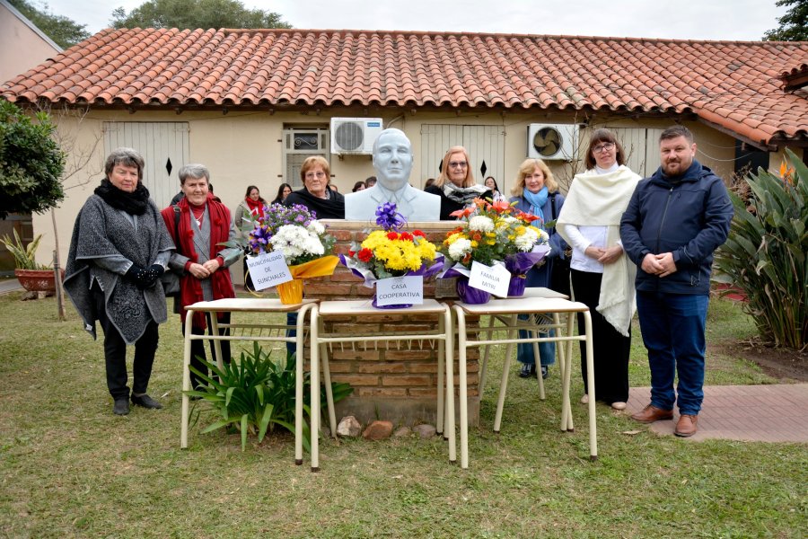 Ofrendas florales ante el busto de Juan B.V. Mitri.