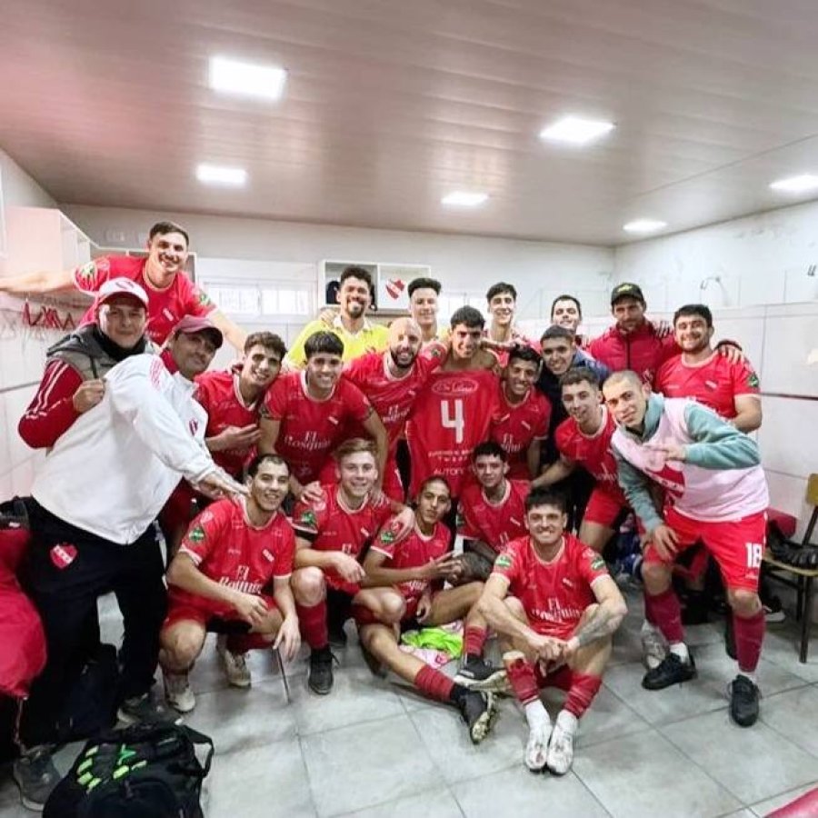 PARA FESTEJARLO./ Se quedó con el Apertura de la Zona Sur.