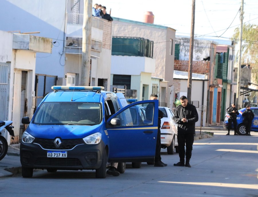 Autoridades policiales en calle Eva Perón 1944, donde ocurrió la trágica pelea entre los hermanos Bonnet.