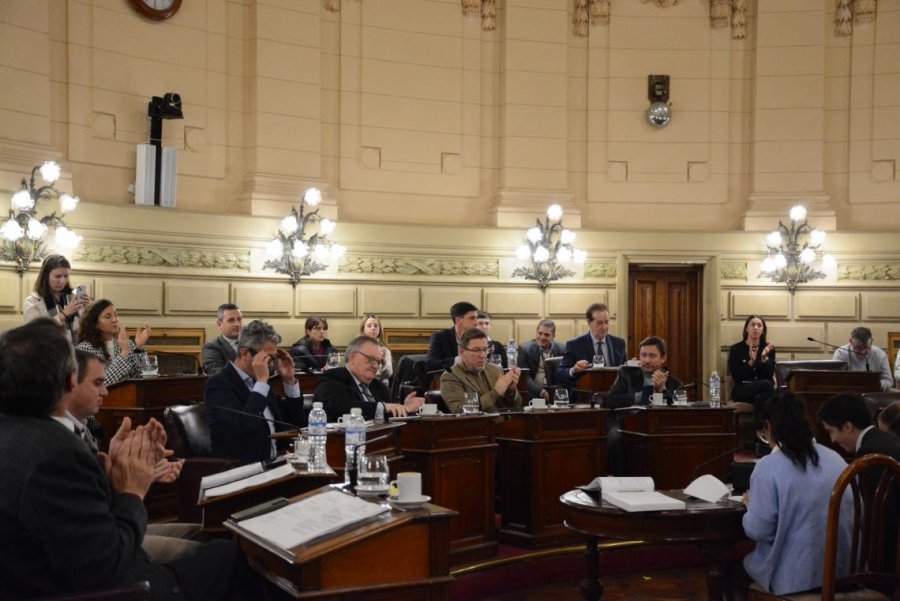 El senador Felipe Michlig junto a otros legisladores durante la sesi&oacute;n del pasado jueves.