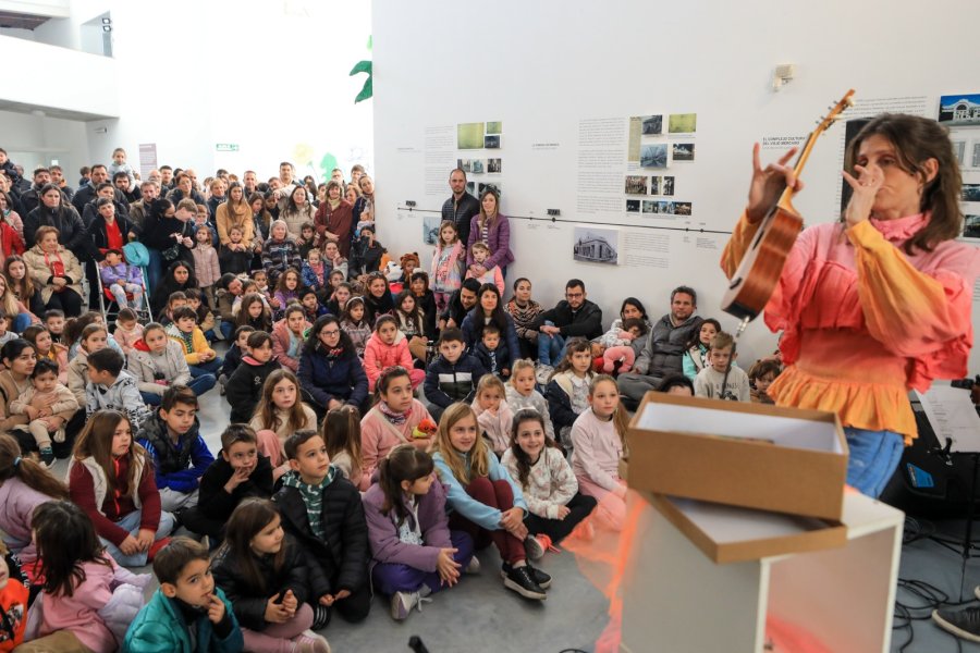 Espect&aacute;culo infantil en el d&iacute;a de la inauguraci&oacute;n.