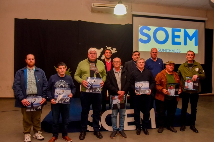 Grupo de excombatientes junto a Adri&aacute;n Bertolini.