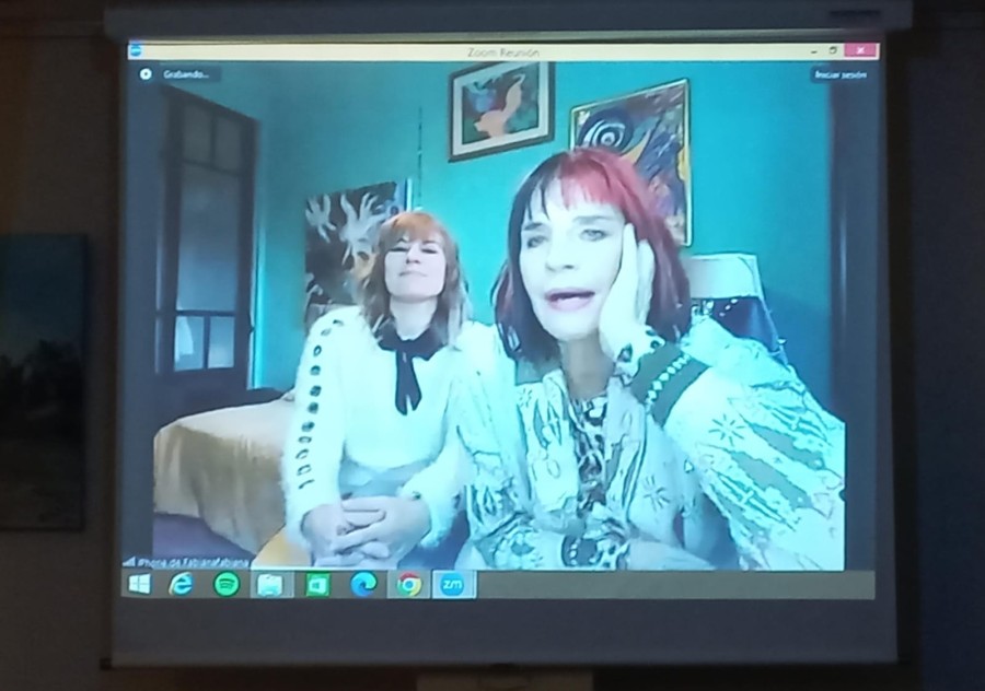 Fabiana Cantilo en una conferencia con los medios de Rafaela.