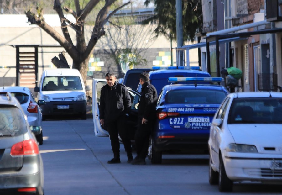 Autoridades policiales en calle Eva Perón 1944, donde ocurrió la trágica pelea entre los hermanos Bonnet.