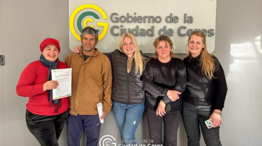 Los cuatro agentes con la Intendente.
