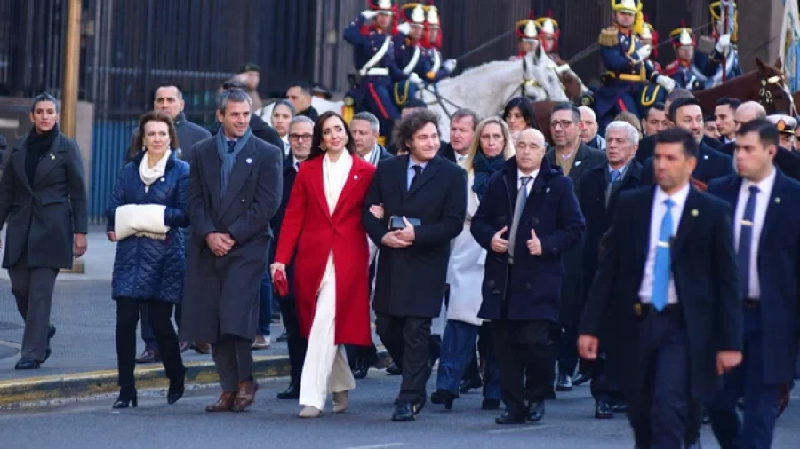 El presidente Javier Milei durante el acto por el D&iacute;a de la Bandera en Rosario.