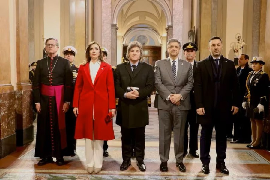 El arzobispo Garc&iacute;a Cuerva, la vicepresidente Victoria Villarruel, el presidente Javier Milei, el jefe de Gobierno de la Ciudad de Buenos Aires, Jorge Macri y el ministro de Defensa, Luis Petri.