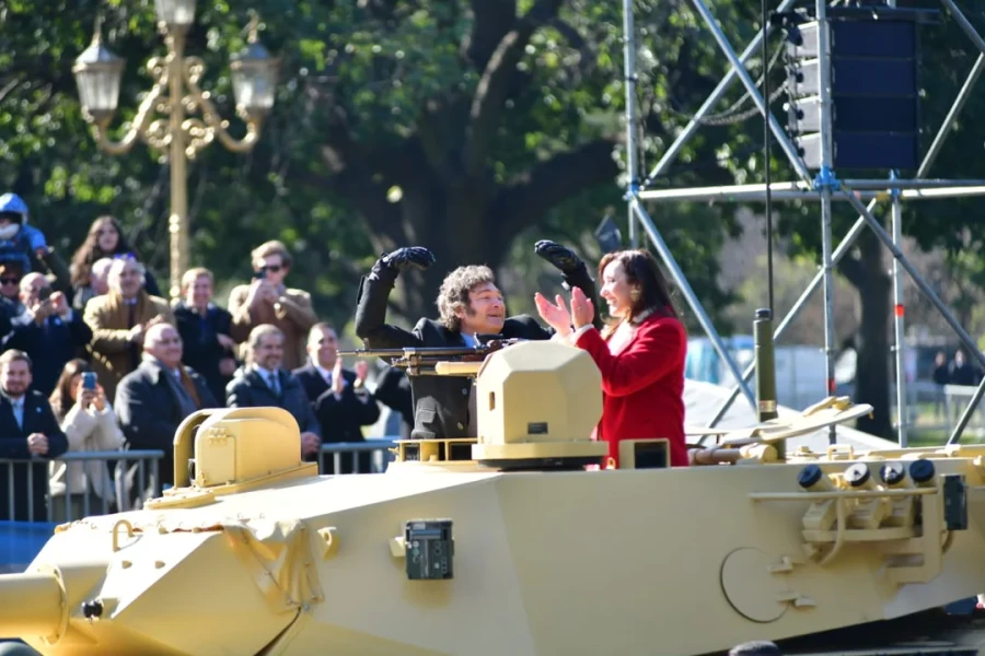 Javier Milei y Victoria Villarruel a bordo de un tanque militar.