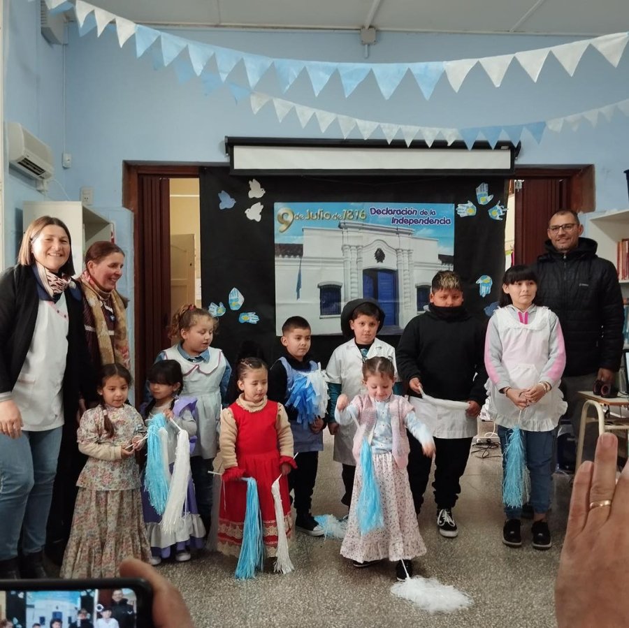 La comunidead educativa que protagoniz&oacute; la ceremonia.