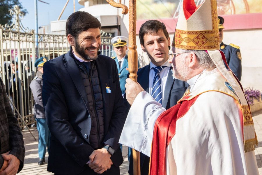 El obispo, monse&ntilde;or Pedro Torres, recibe en la Catedral al gobernador, Maximiliano Pullaro, y al intendente, Leonardo Viotti en la tarde de este martes en la previa del Tedeum.