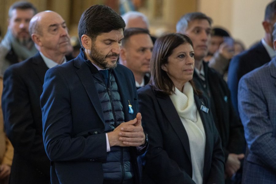 El gobernador, Maximiliano Pullaro, junto a la presidente de la C&aacute;mara de Diputados, Clara Garc&iacute;a, en el interior de la Catedral San Rafael.