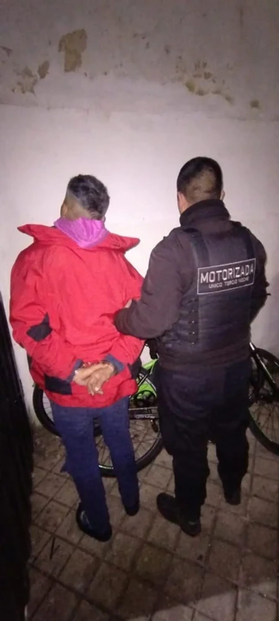 Se concretó la detención del hombre de 44 años y se comprobó que para ingresar a la vivienda tuvo que romper la puerta de entrada.