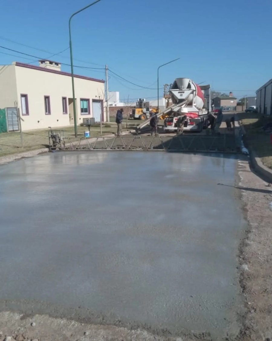 Operarios comunales laborando en calle Salta.