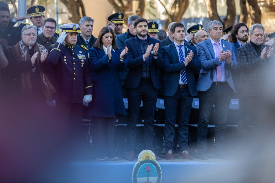 Clara Garc&iacute;a, Maximiliano Pullaro, Leonardo Viotti y Fabi&aacute;n Bastia en el palco de autoridades durante el acto en la Plaza 25 de Mayo.