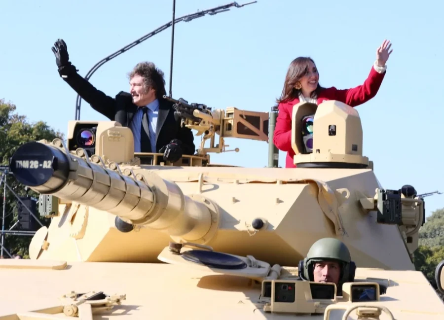 El presidente de la Naci&oacute;n, Javier Milei, y la vicepresidenta, Victoria Villarruel sobre un tanque de guerra.