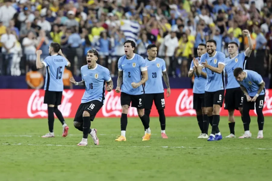 URUGUAY, QUE VIENE DE ELIMINAR A BRASIL, SUEÑA CON LA FINAL