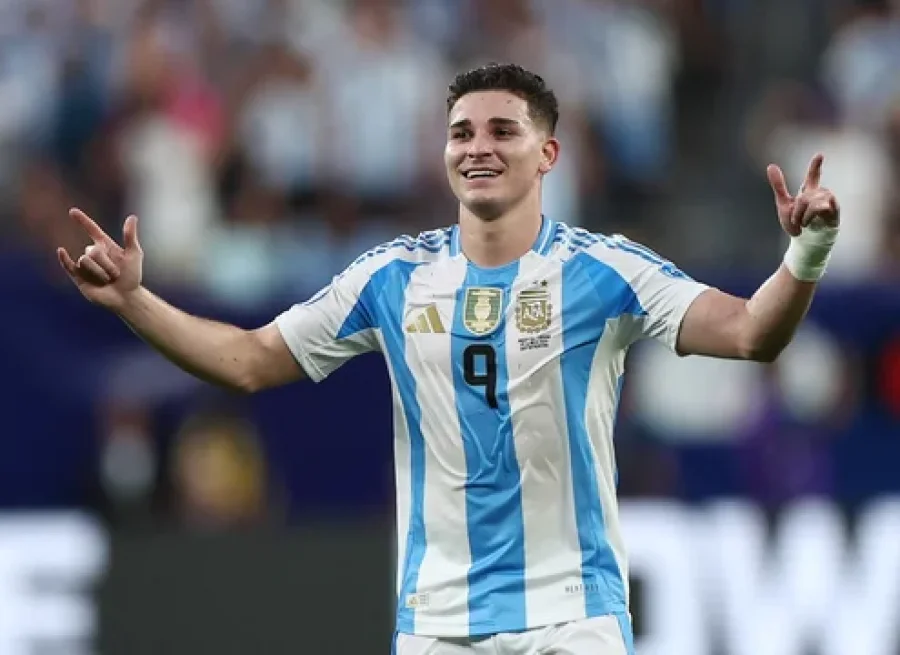 Julián Alvarez festeja su gol ante Canadá.