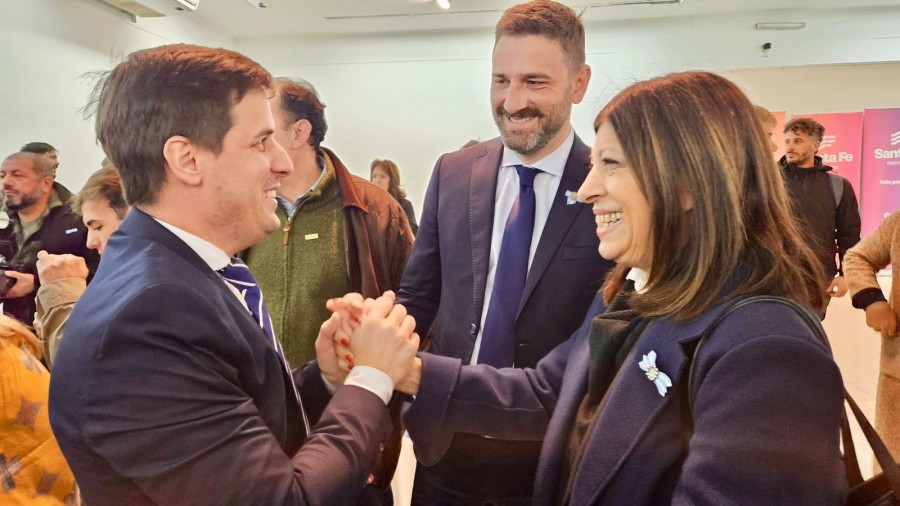La presidenta de la C&aacute;mara de Diputados, Clara Garc&iacute;a, saluda cordialmente al intendente Leonardo Viotti en el Complejo Cultural del Viejo Mercado.