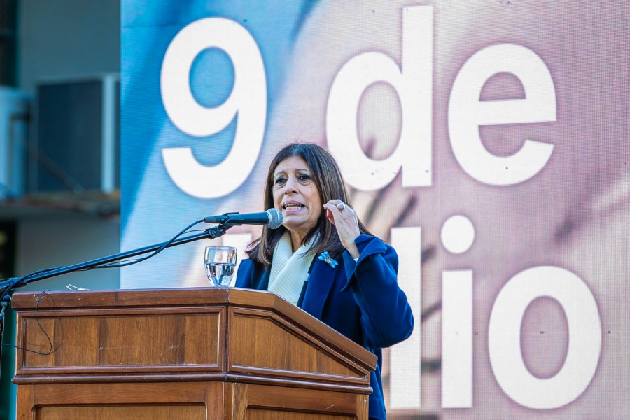 Clara Garc&iacute;a al hacer uso de la palabra durante el acto por el D&iacute;a de la Independencia en Rafaela.