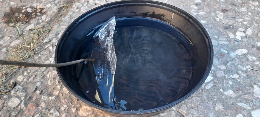 CONGELADOS. Los recipientes de agua de los perros amanecieron con una capa de hielo.