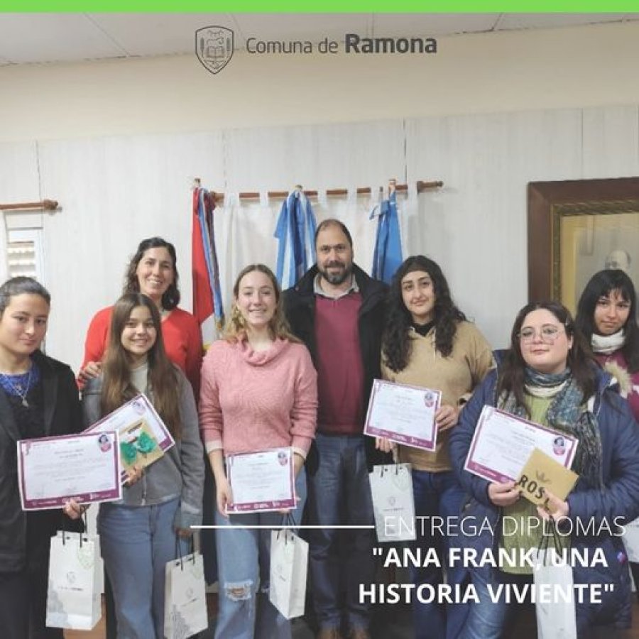 DIPLOMAS. Jos&eacute; Barbero junto a los alumnos que se desempe&ntilde;aron en la muestra.