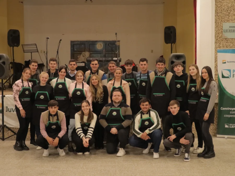 Alumnos y personal de la escuela que colaboraron durante la cena en Felicia.