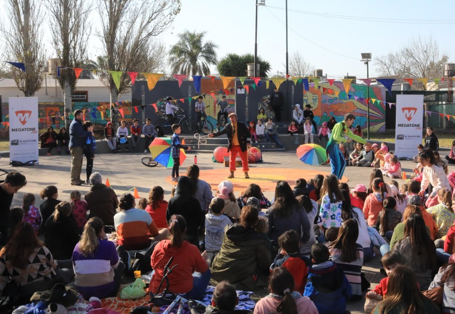 BAJO EL SOL. El p&uacute;blico disfrut&oacute; de las acrobacias de Salpiclown.
