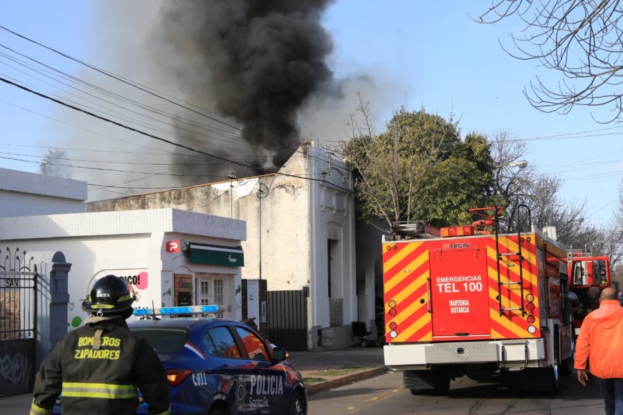 ARDUA TAREA. Bomberos Zapadores de Rafaela trabajaron 3 horas para dominar el fuego.