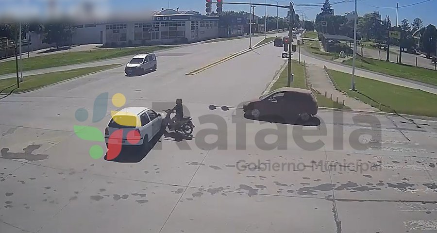 IMPACTANTE. Un motociclista sufrir&aacute; las peores consecuencias de una colisi&oacute;n en la esquina de las rutas 34 y 70.