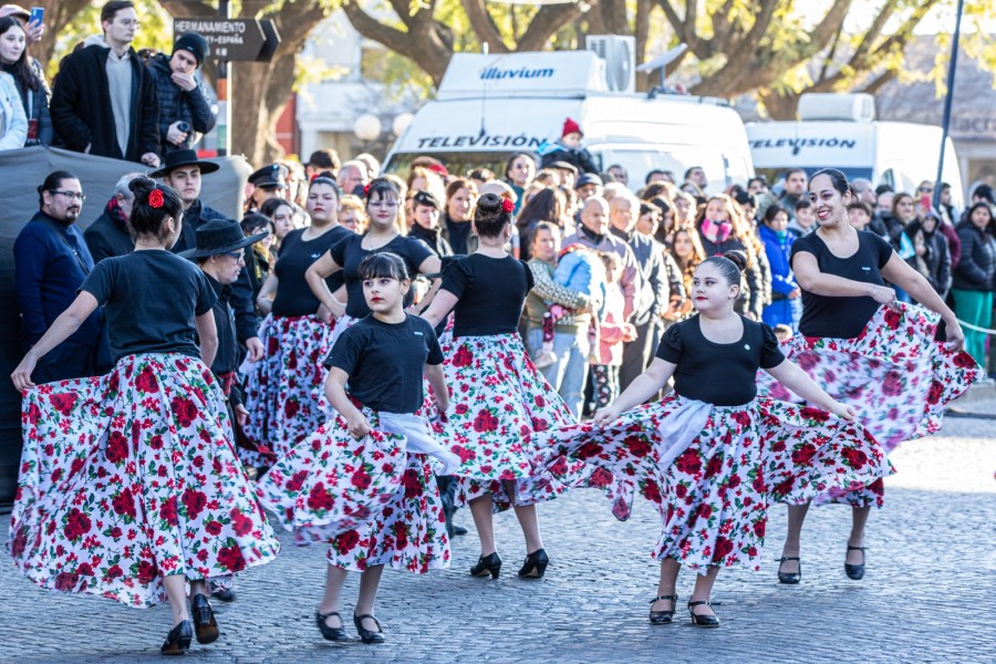 M&Uacute;SICA Y DANZA. Alma Criolla arranc&oacute; la fiesta Patria a puro baile frente al palco de autoridades.