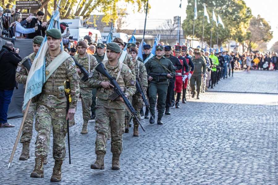 DESFILE C&Iacute;VICO MILITAR. Integrantes de fuerzas de seguridad caminan por las calles adoquinadas, en el lado oeste de la Plaza 25 de Mayo.