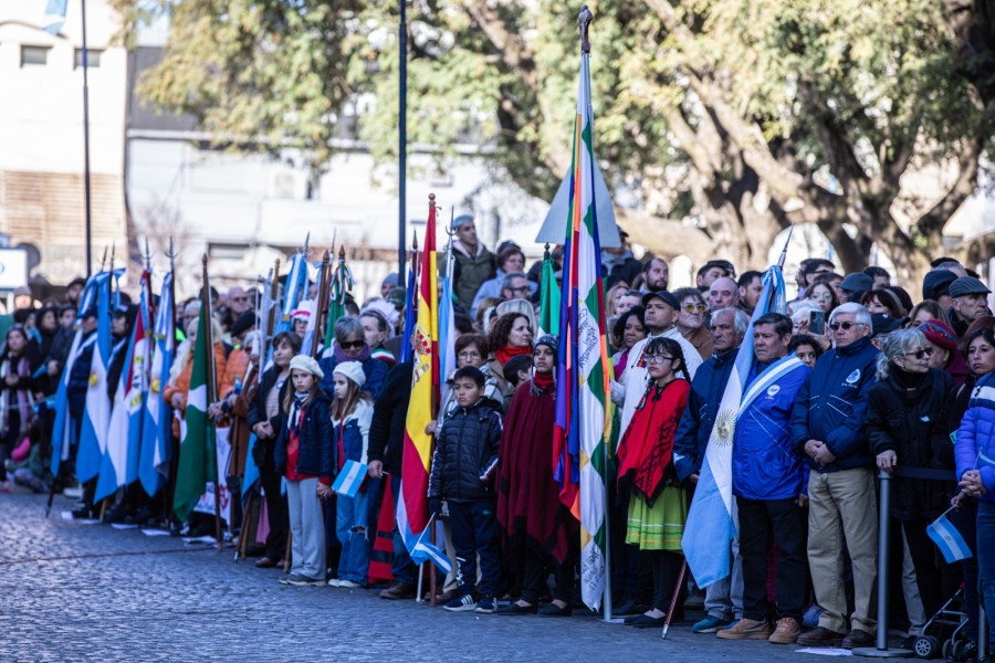 P&Uacute;BLICO Y ABANDERADOS. Los chicos con las banderas y muchas familias en la primera fila de la fiesta Patria del martes en Rafaela.