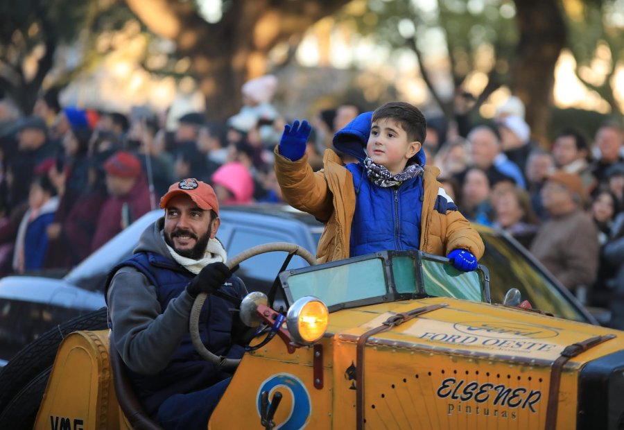 AUTO ANTIGUO. Un ni&ntilde;o disfruta el paseo familiar durante el desfile del 9 de Julio.