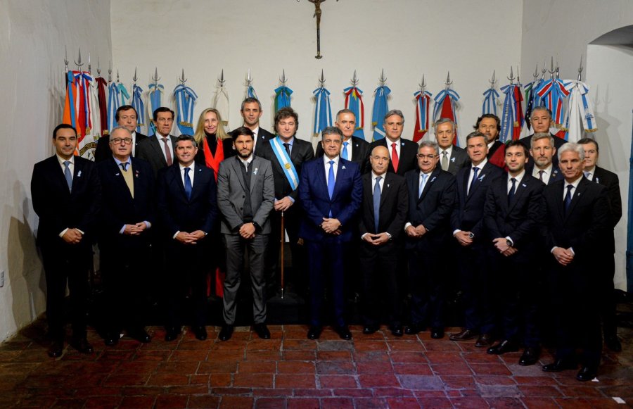 COMPROMISO. Milei y los gobernadores que firmaron el Pacto de Mayo, en los primeros minutos del martes 9 de Julio en Tucum&aacute;n.