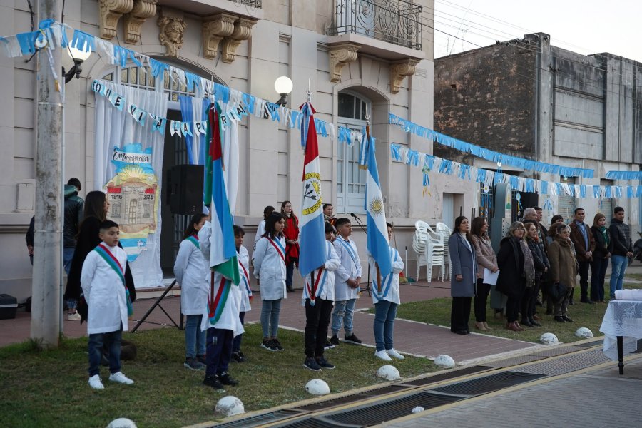 Abanderados escolares presidiendo la ceremonia.